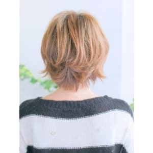カジュアルなハネ感ショートスタイル