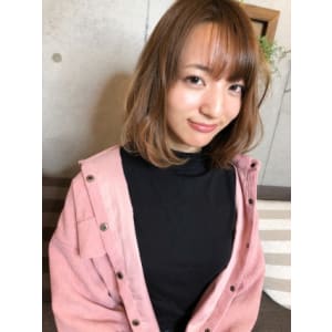 柔らかい印象にミディアムボブカーキベージュ☆