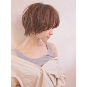 耳かけ×ベージュカラーショート