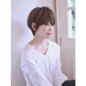 大人かわいいショートハニーヘア
