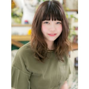 大人かわいいオン眉ぱっつんゆるふわウェーブセミウェットヘア