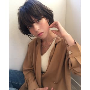 ボルドーショート前下がりボブ