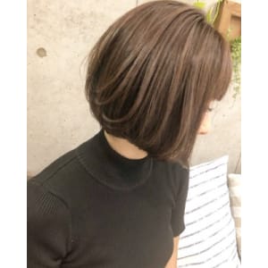 深みアッシュカラーにワンカール大人ボブ