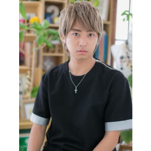 サイドパートのモテ髪束感ショートマッシュ