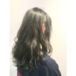 セミロングレイヤー×カーキグレージュ - FRAMES hair design【フレイムスヘアデザイン】掲載中
