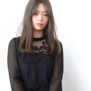 重めのロングヘアに明るめのグレージュで抜け感を。