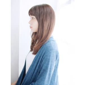 ショートバングのナチュラルストレートスタイル