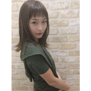 切りっぱなしのミディアムヘア