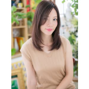 センターパート…小顔ハンサムセミディ