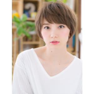 前下がり＆斜めバングの女っぽマッシュ