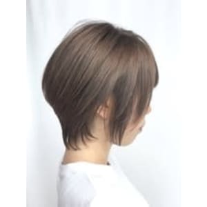 上品フォルムの大人ショートボブ！サイドスタイル