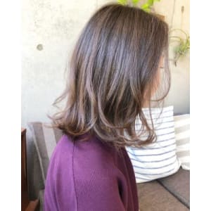 ミディアムヘアに艶ラベンダーカラー