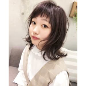 透け感のある前髪でつくる甘めミディアム☆