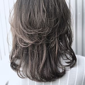 レイヤーとグレージュでラフな抜け感を。ワンカールで。