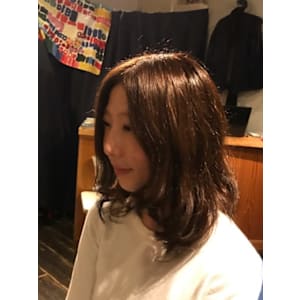 落ち着いたカラーリングと毛先ワンカールで大人な雰囲気に。