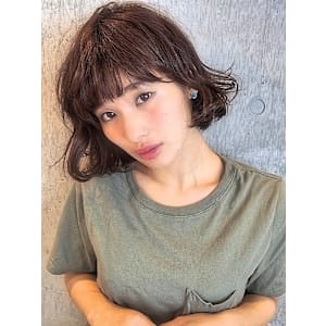 外ハネ×前下がりボブ