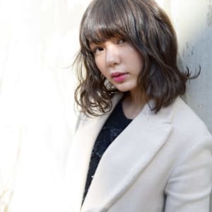 冬はほんのり重めにグレージュカラー