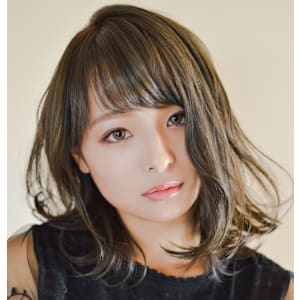 オリーブベージュの抜け感大人ミディアム