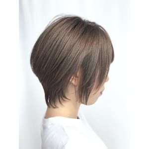 スウィングする毛束がオシャレ、軽やか品が際立つ女っぽショート