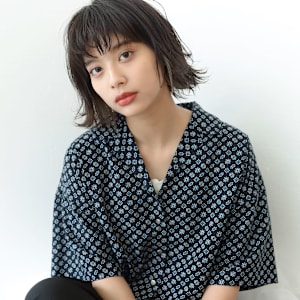 ザクザクの前髪で重くないグレージュボブ