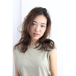 ナチュラルカールで軽やかに弾むふんわりミディ