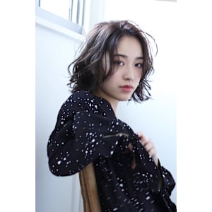 肌の色になじむ秋色プラムグレー