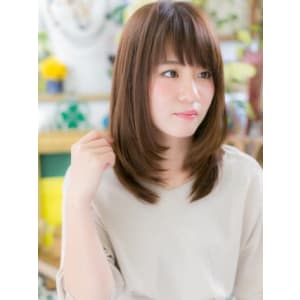 斜めバングのミディアムストレート