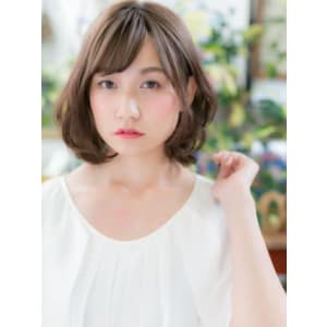 ナチュラルウェーブの前下がりボブ