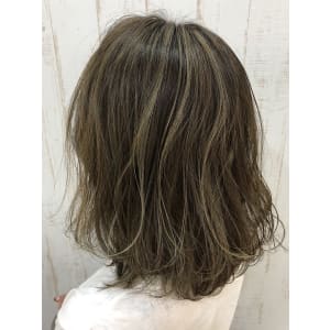 ヌーディーベージュのハイライト☆