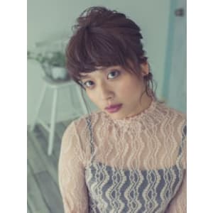 大人フェミニンまとめ髪アップスタイル