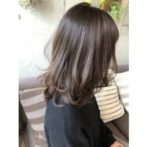 セミロングふんわりヘアにラベンダーベージュカラー