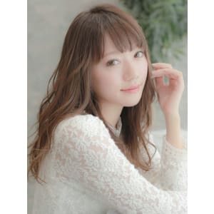 小顔厚めバング×フェミニンフェザーロング