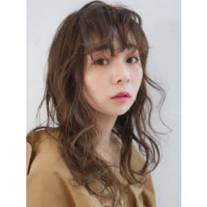 うざバングが可愛いロングスタイル