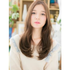 センターパートのくせ毛風モテロング エアリーロング