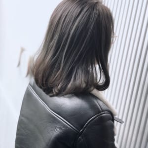 こなれ感◎グレージュ ミディ。