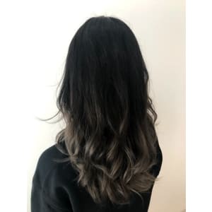 スモーキーグレージュ