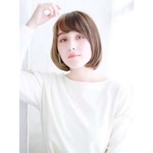 ショートバングの透け感ボブスタイル