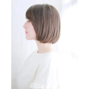 ショートバングの透け感ボブスタイル