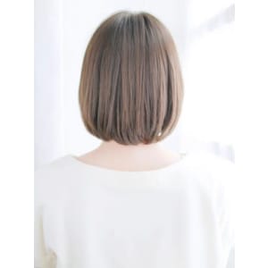 ショートバングの透け感ボブスタイル