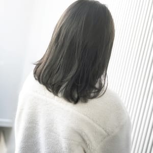 透明感が柔らかい。ライムグリーンのグレージュカラー