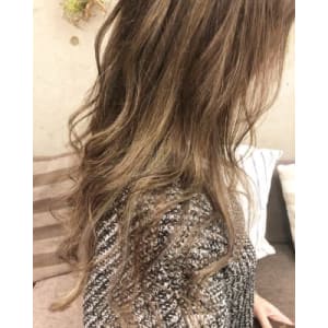 ハイライトをいれた大人グレージュロング☆