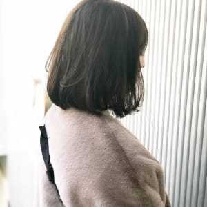 伸ばし途中を楽しむグレージュカラー。