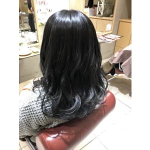 ダークブルーで個性的に☆