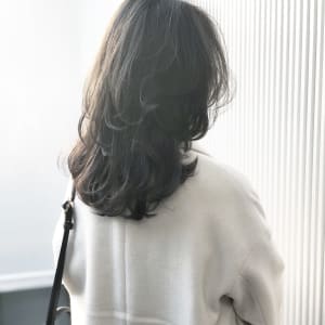 ハイレイヤーで抜け感を。グレージュセミディ。