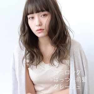 ルーズでフェミニンなセミロング