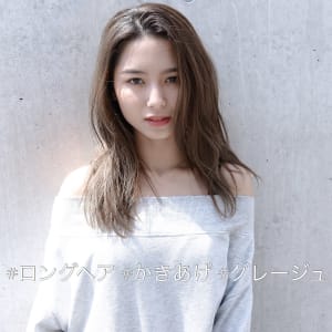 フェミニンでカッコいい。グレージュヘア。