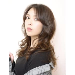 巻き髪でこなれ感UP☆ジェンダーレススタイル(EVE)