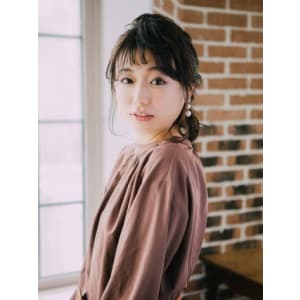 後れ毛ハラリとミディアレンジ