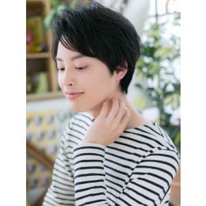 黒髪で好感度◎サイドパートショート　エアリーショート