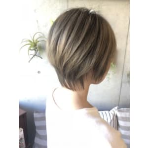 ハイライトとグラデーションで魅せるコンパクトショート